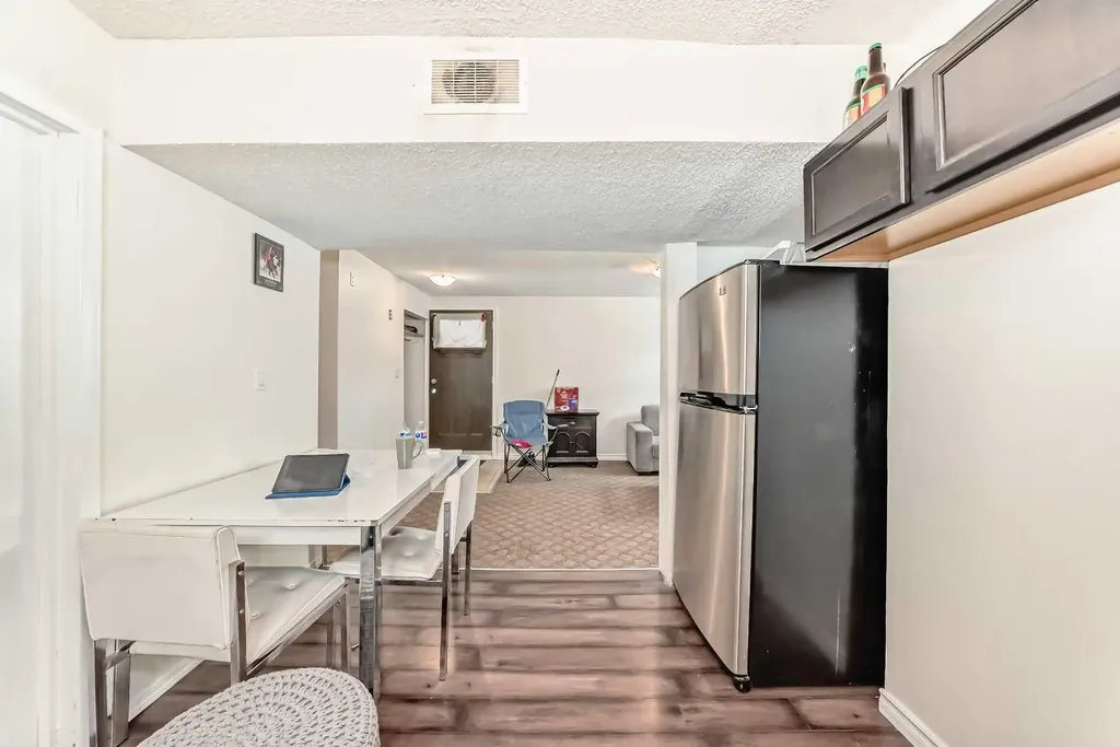 4004 7 Avenue SW Calgary AB t3c0e1