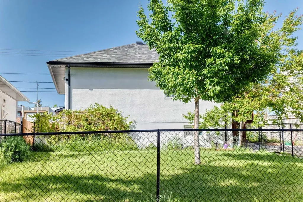 4004 7 Avenue SW Calgary AB t3c0e1