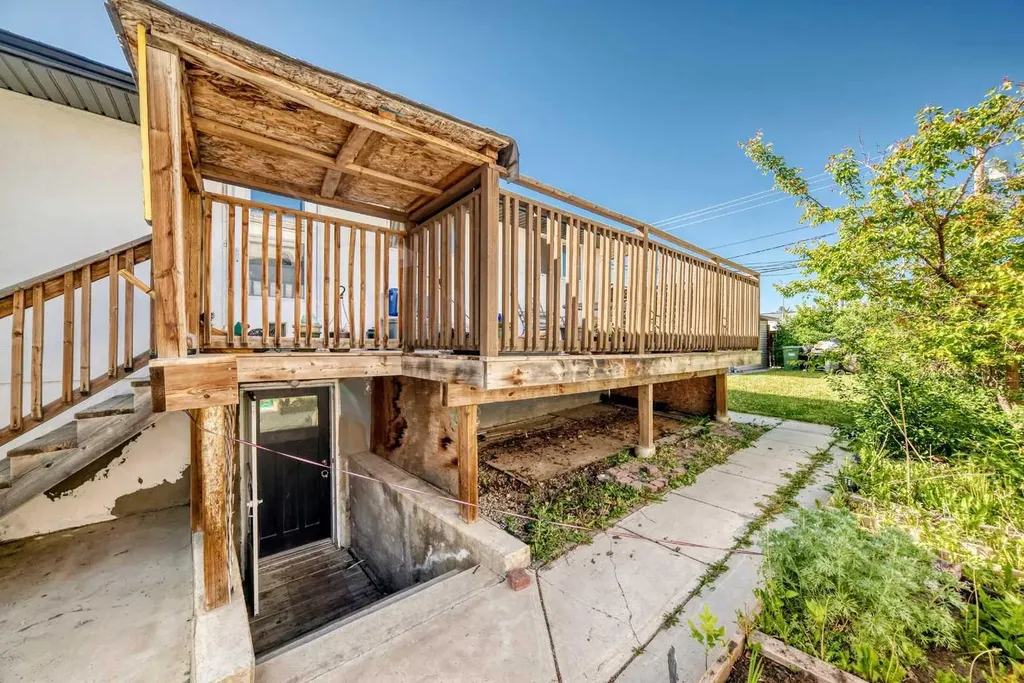 4004 7 Avenue SW Calgary AB t3c0e1