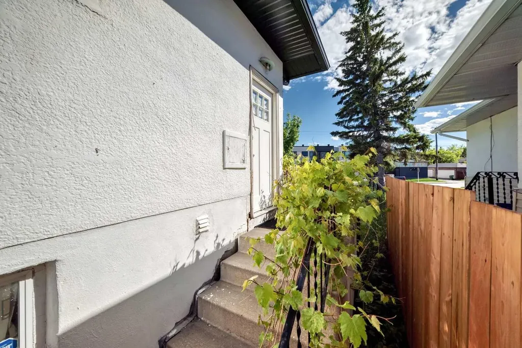 4004 7 Avenue SW Calgary AB t3c0e1