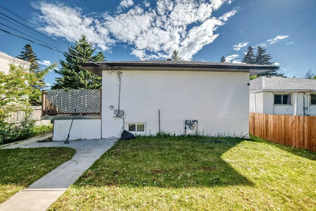 4004 7 Avenue SW Calgary AB t3c0e1