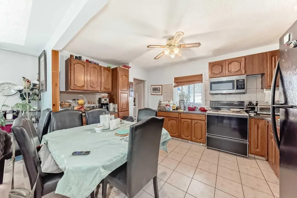 4004 7 Avenue SW Calgary AB t3c0e1