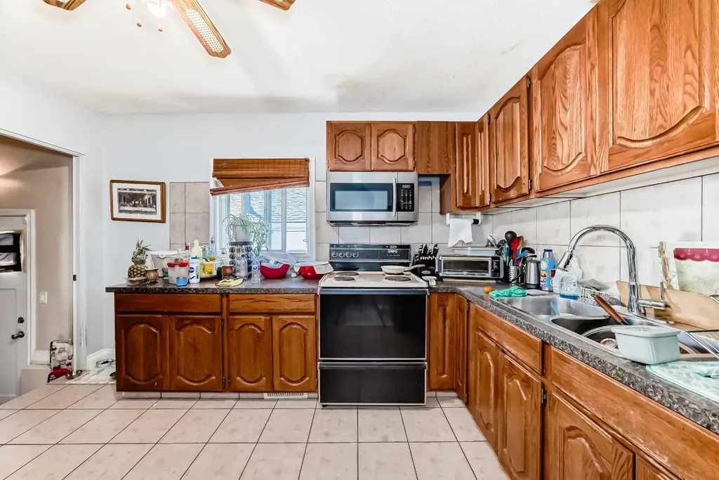 4004 7 Avenue SW Calgary AB t3c0e1