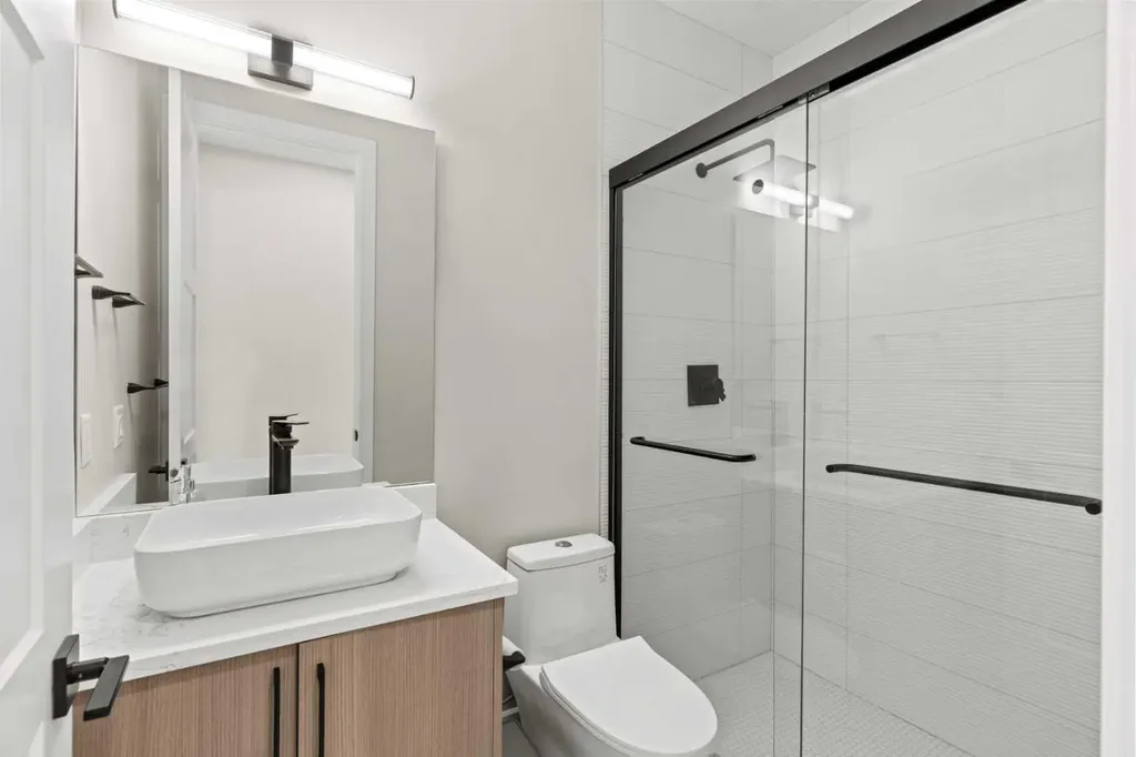 34 South Shore Bay Chestermere AB T1X 2S1