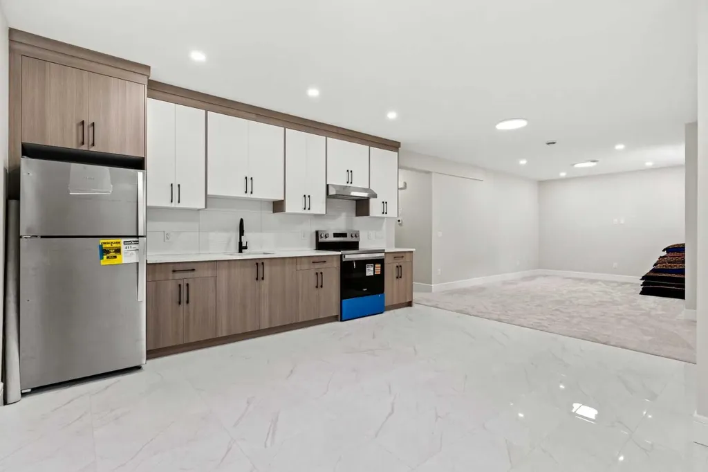 34 South Shore Bay Chestermere AB T1X 2S1