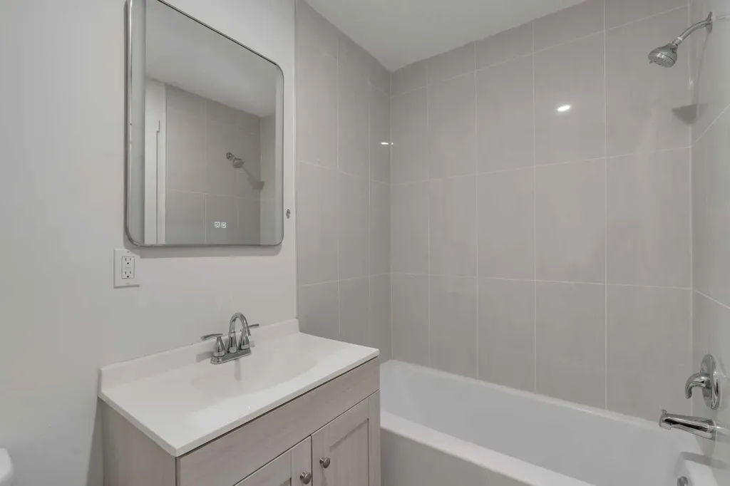 834 2 Avenue NW Calgary AB T2N0E5