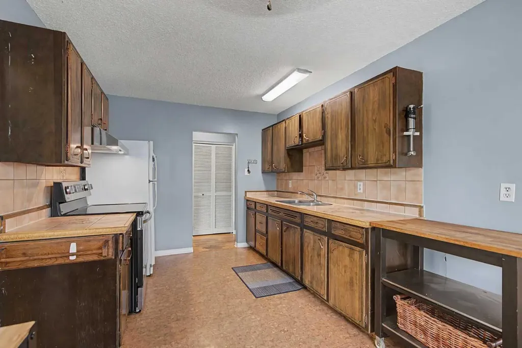 508 99 Avenue SE Calgary AB T2J 0K2