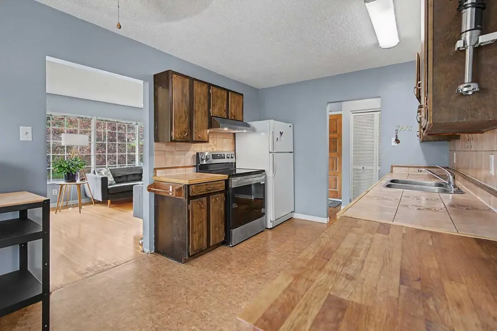 508 99 Avenue SE Calgary AB T2J 0K2