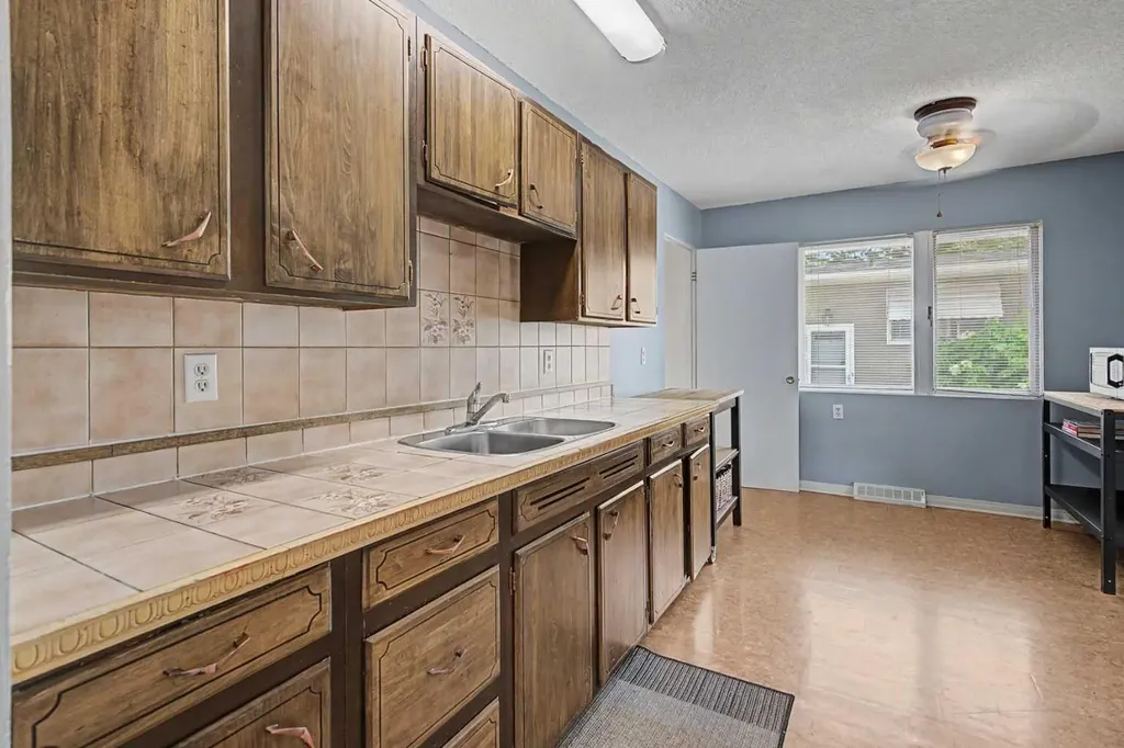 508 99 Avenue SE Calgary AB T2J 0K2