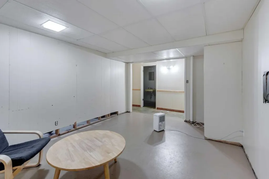 508 99 Avenue SE Calgary AB T2J 0K2
