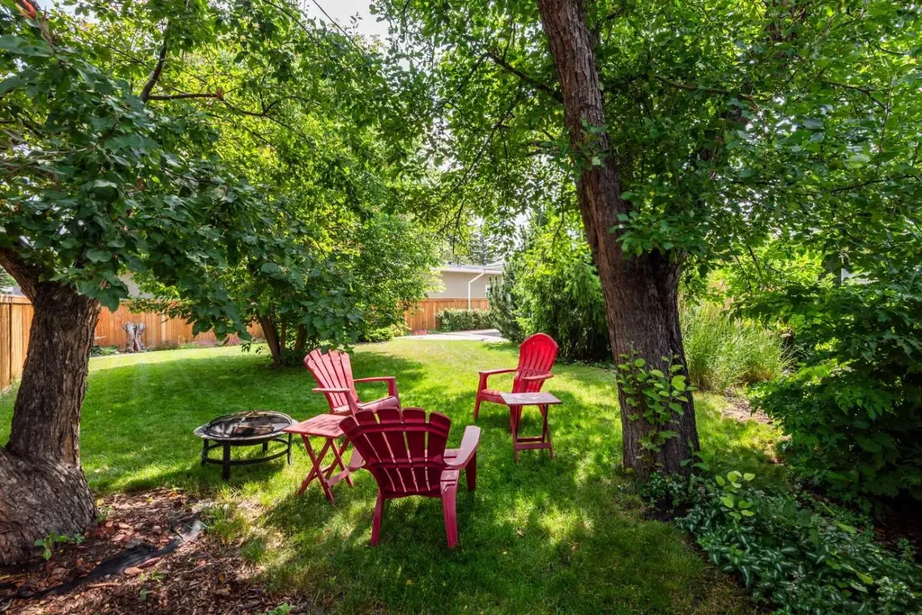 508 99 Avenue SE Calgary AB T2J 0K2