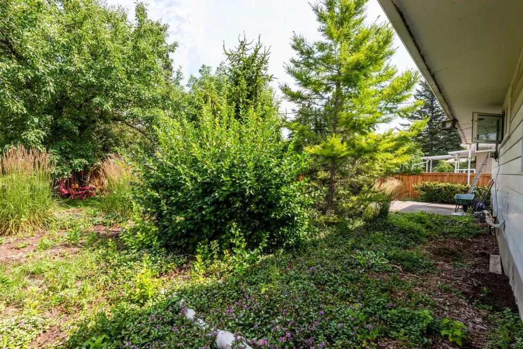 508 99 Avenue SE Calgary AB T2J 0K2