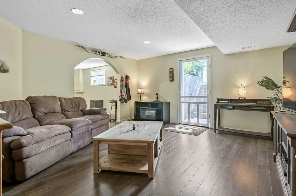 443 Riverside Green NW High River AB T1V 2B6