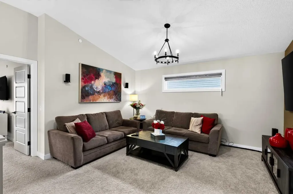 43 Hotchkiss Row SE Calgary AB T3S 0J5