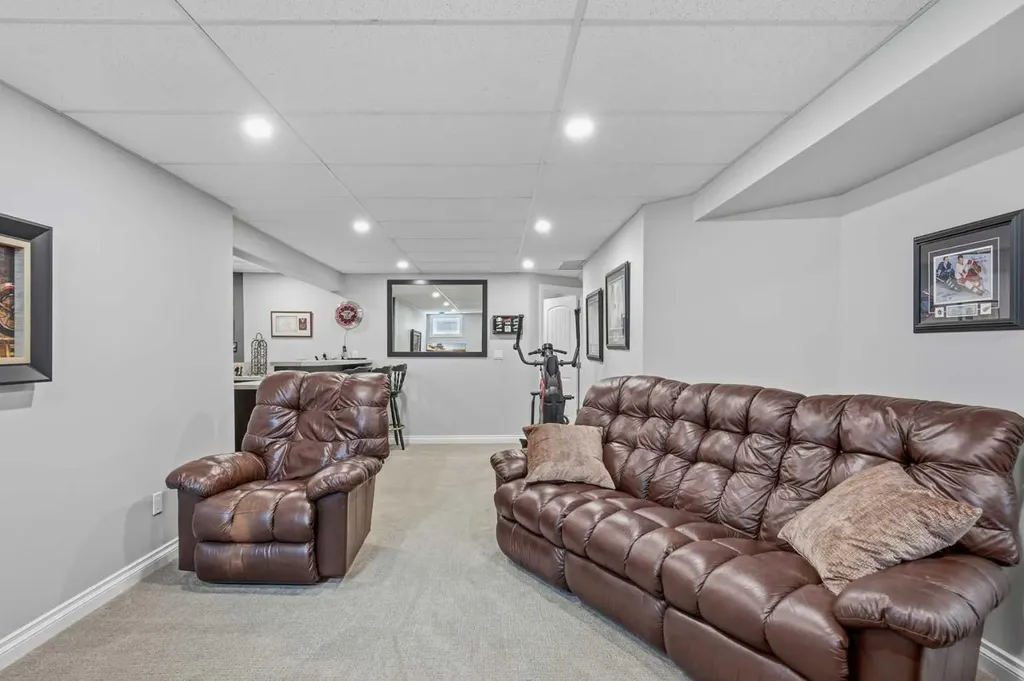 5933 45 Street Crescent Street Crescent Innisfail AB T4G 1L4