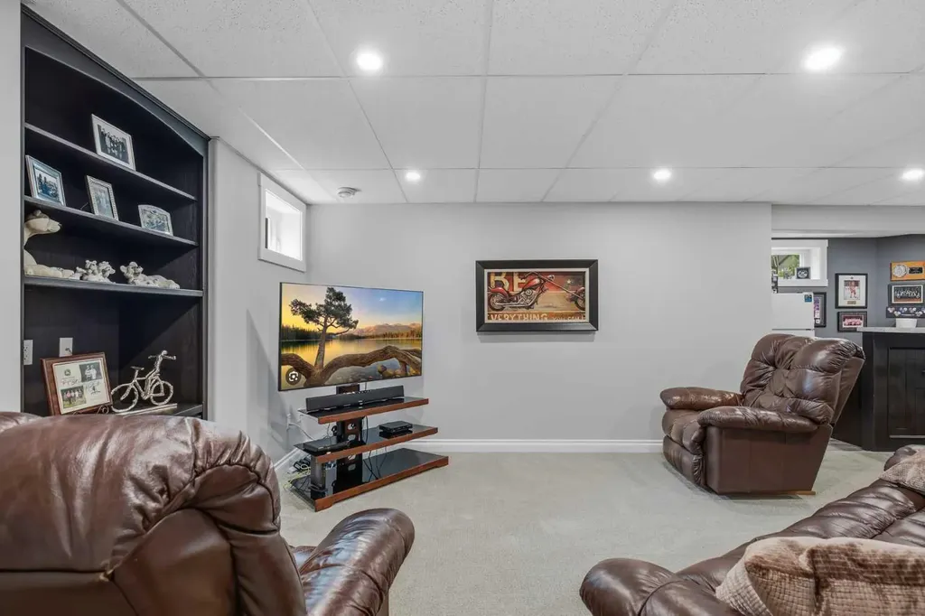5933 45 Street Crescent Street Crescent Innisfail AB T4G 1L4