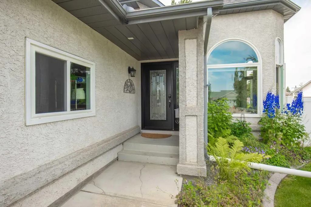 5933 45 Street Crescent Street Crescent Innisfail AB T4G 1L4