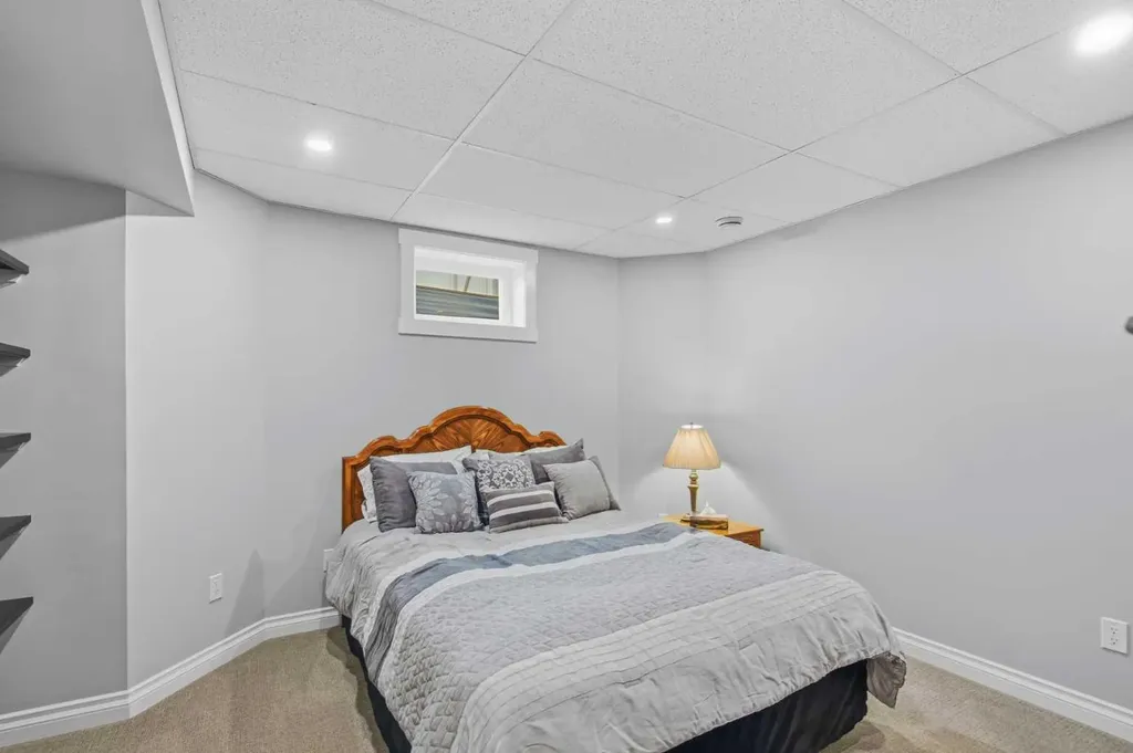 5933 45 Street Crescent Street Crescent Innisfail AB T4G 1L4