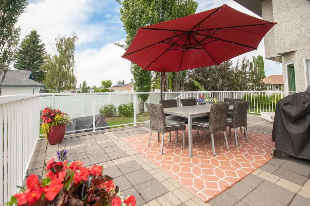 5933 45 Street Crescent Street Crescent Innisfail AB T4G 1L4