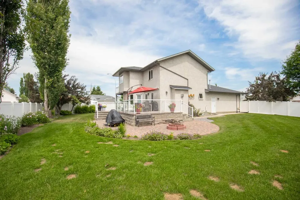 5933 45 Street Crescent Street Crescent Innisfail AB T4G 1L4