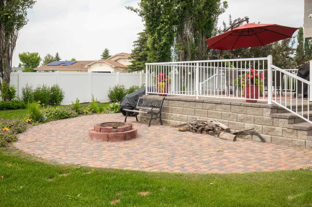 5933 45 Street Crescent Street Crescent Innisfail AB T4G 1L4