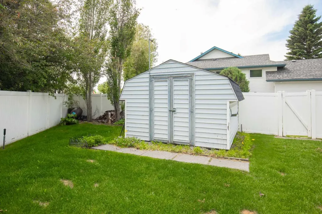 5933 45 Street Crescent Street Crescent Innisfail AB T4G 1L4