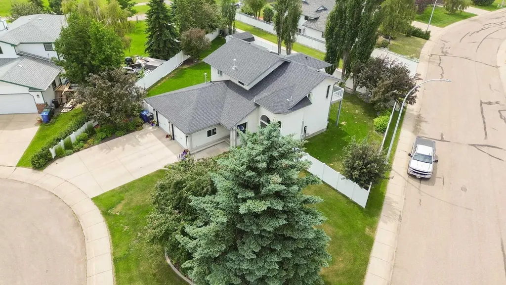 5933 45 Street Crescent Street Crescent Innisfail AB T4G 1L4