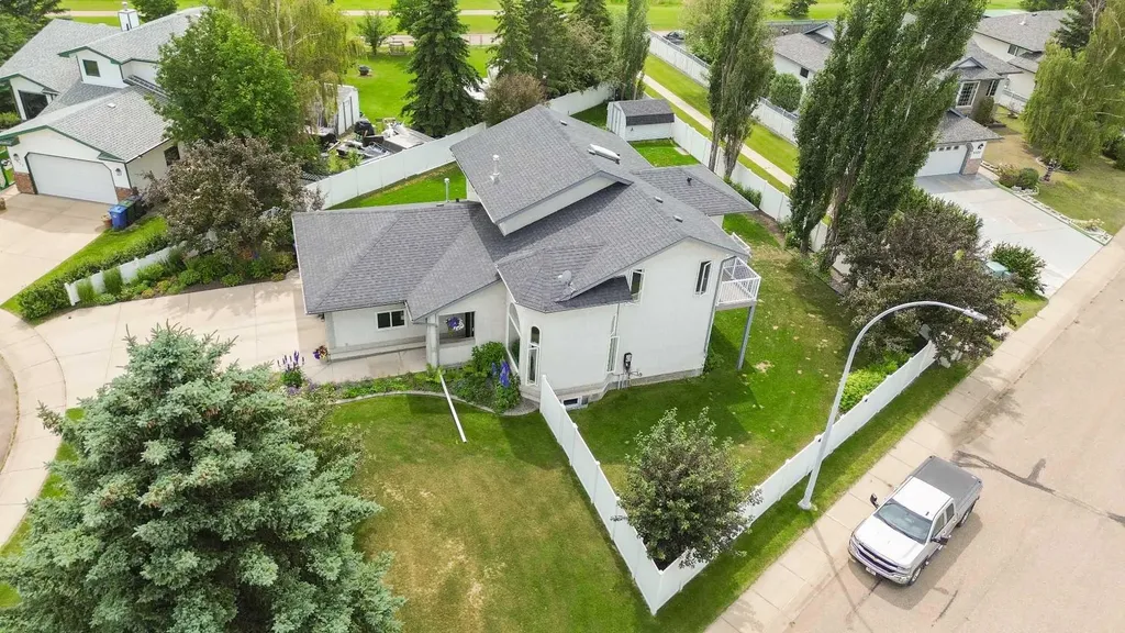 5933 45 Street Crescent Street Crescent Innisfail AB T4G 1L4