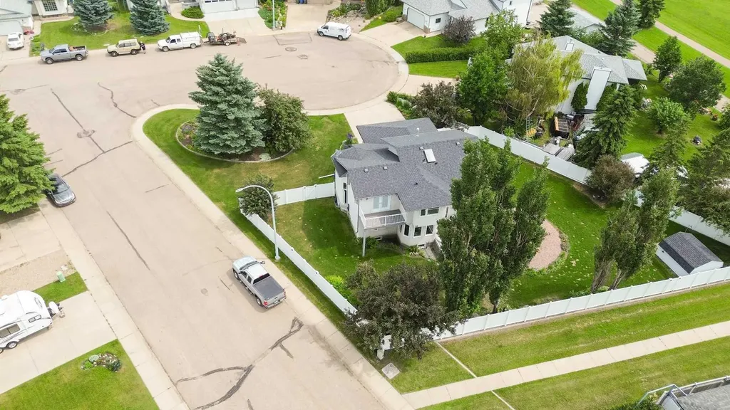 5933 45 Street Crescent Street Crescent Innisfail AB T4G 1L4