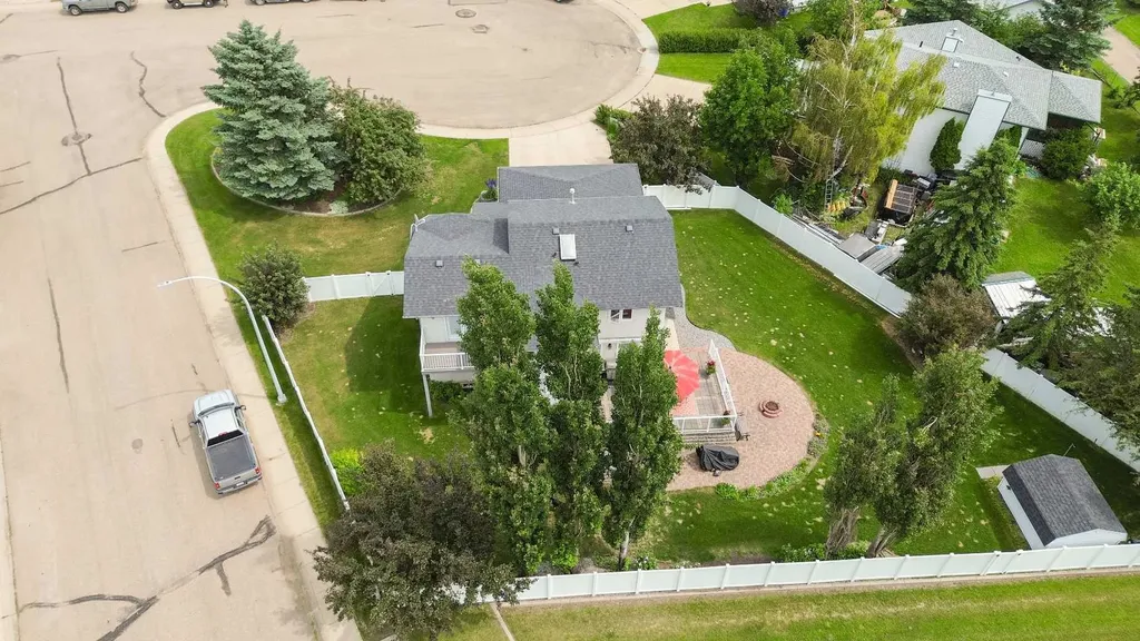 5933 45 Street Crescent Street Crescent Innisfail AB T4G 1L4