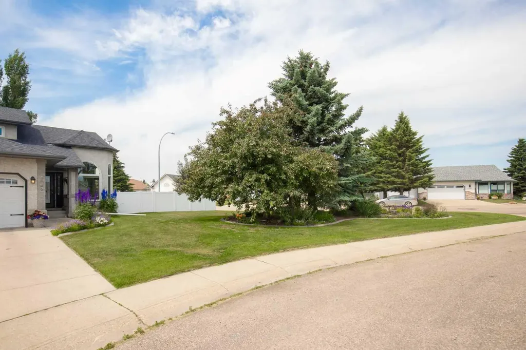 5933 45 Street Crescent Street Crescent Innisfail AB T4G 1L4