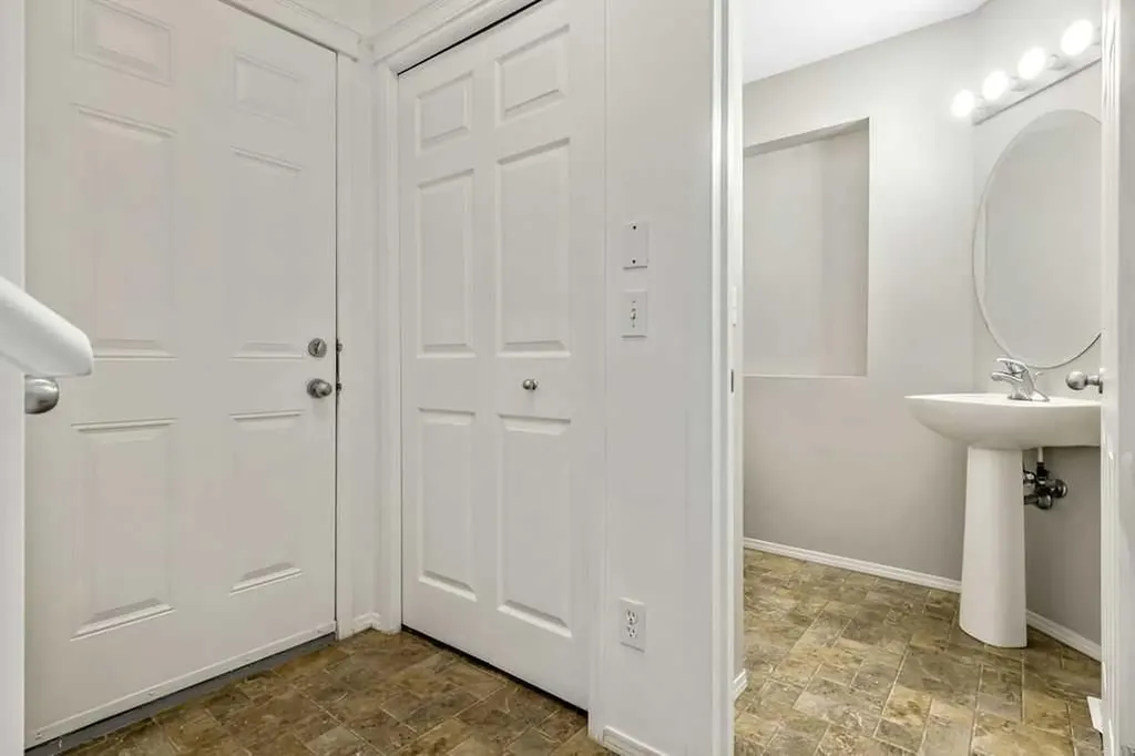 280 Panora Close NW Calgary AB T3K 0G3