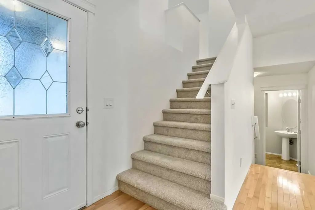 280 Panora Close NW Calgary AB T3K 0G3
