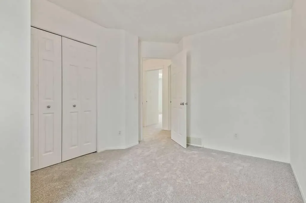 280 Panora Close NW Calgary AB T3K 0G3