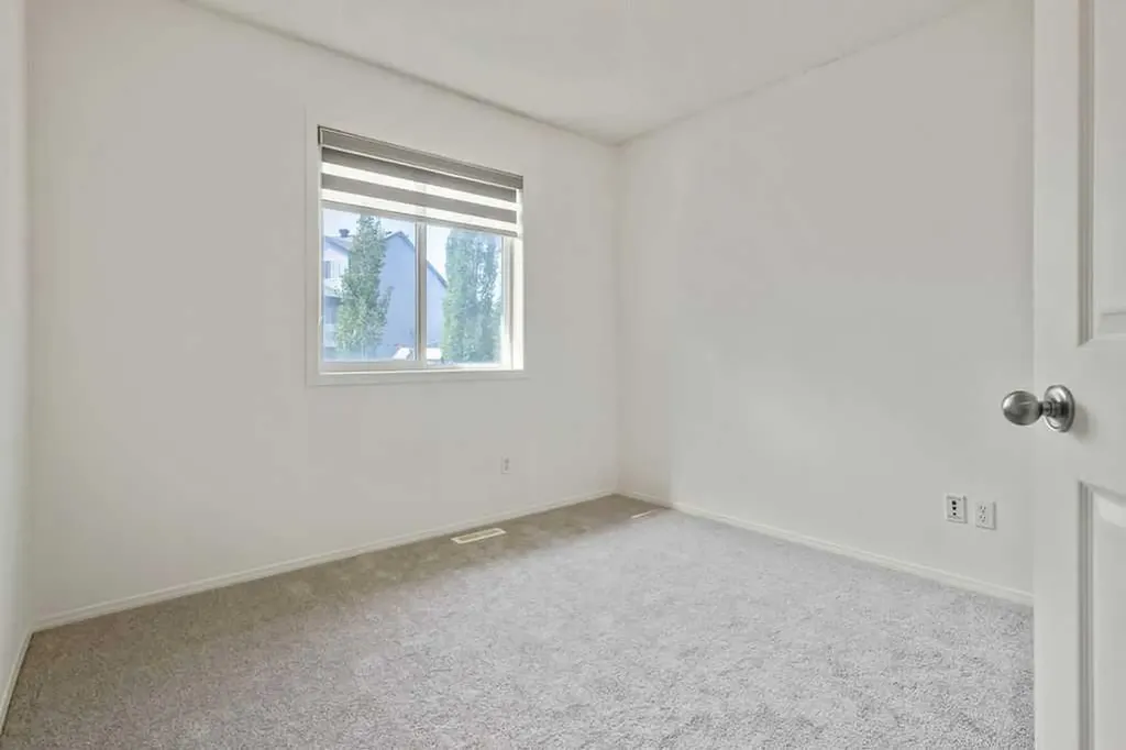 280 Panora Close NW Calgary AB T3K 0G3