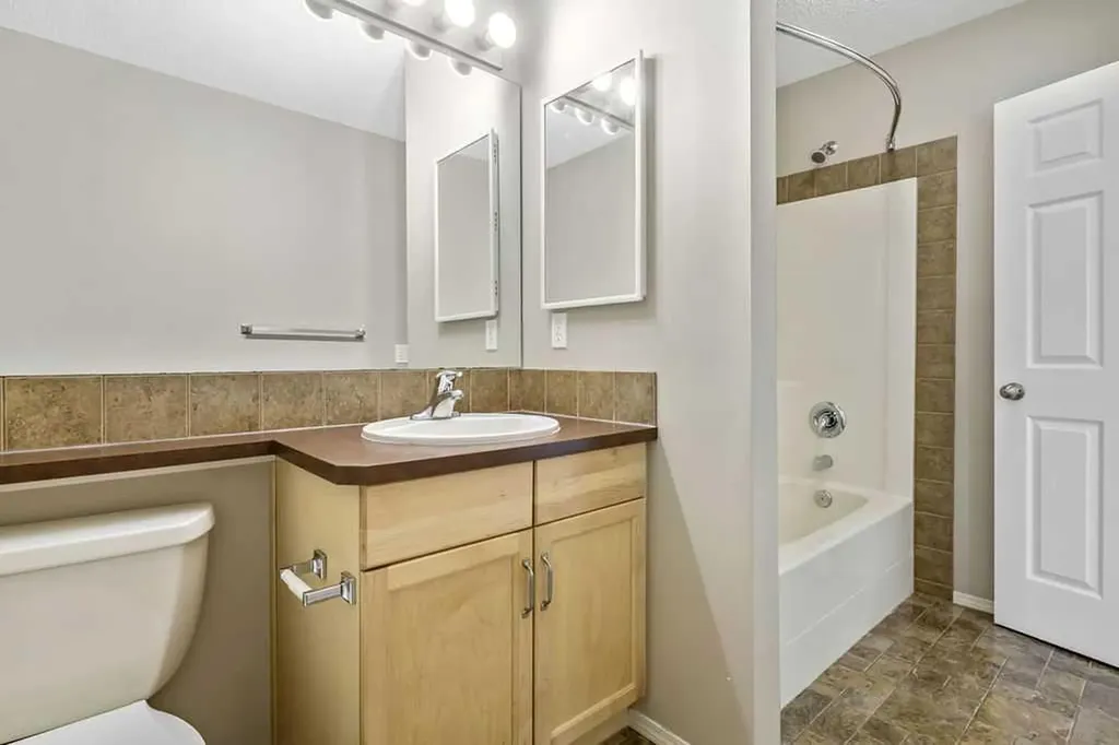 280 Panora Close NW Calgary AB T3K 0G3