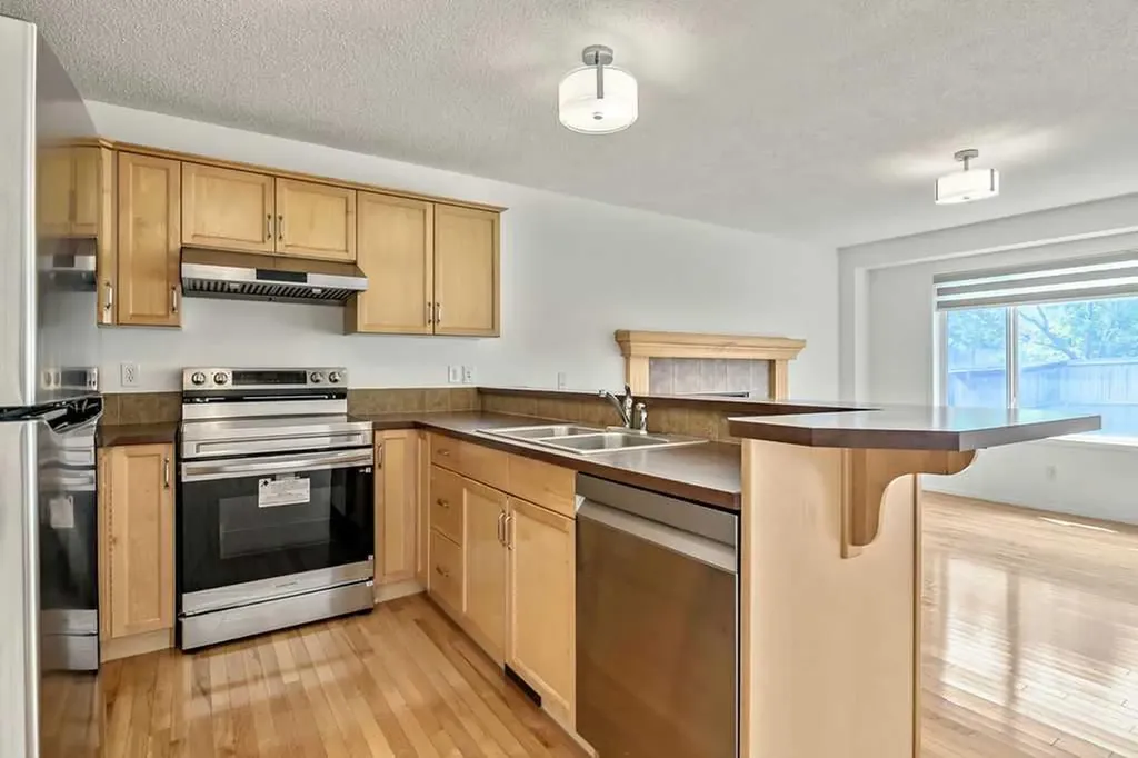 280 Panora Close NW Calgary AB T3K 0G3