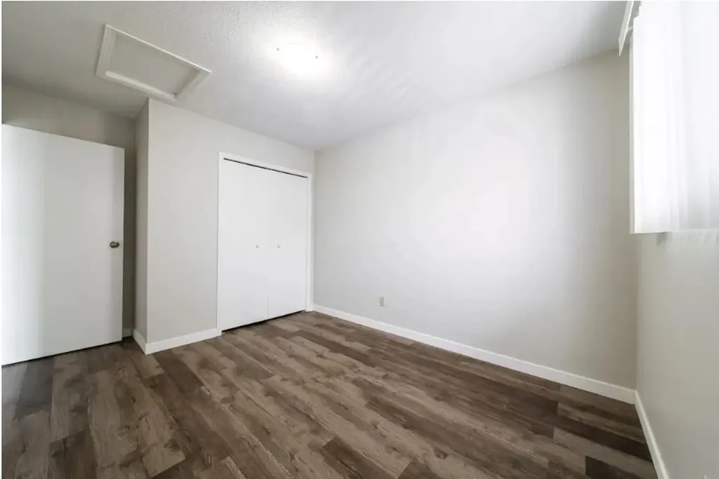 32 Holmes Street Red Deer AB T4N 6L6