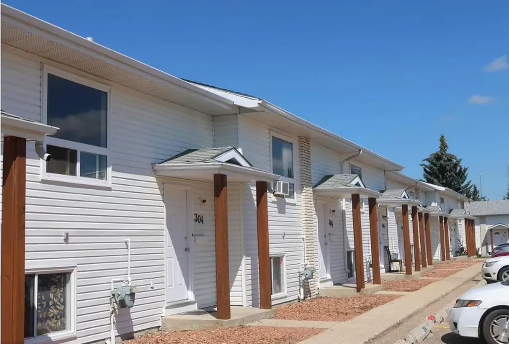 32 Holmes Street Red Deer AB T4N 6L6