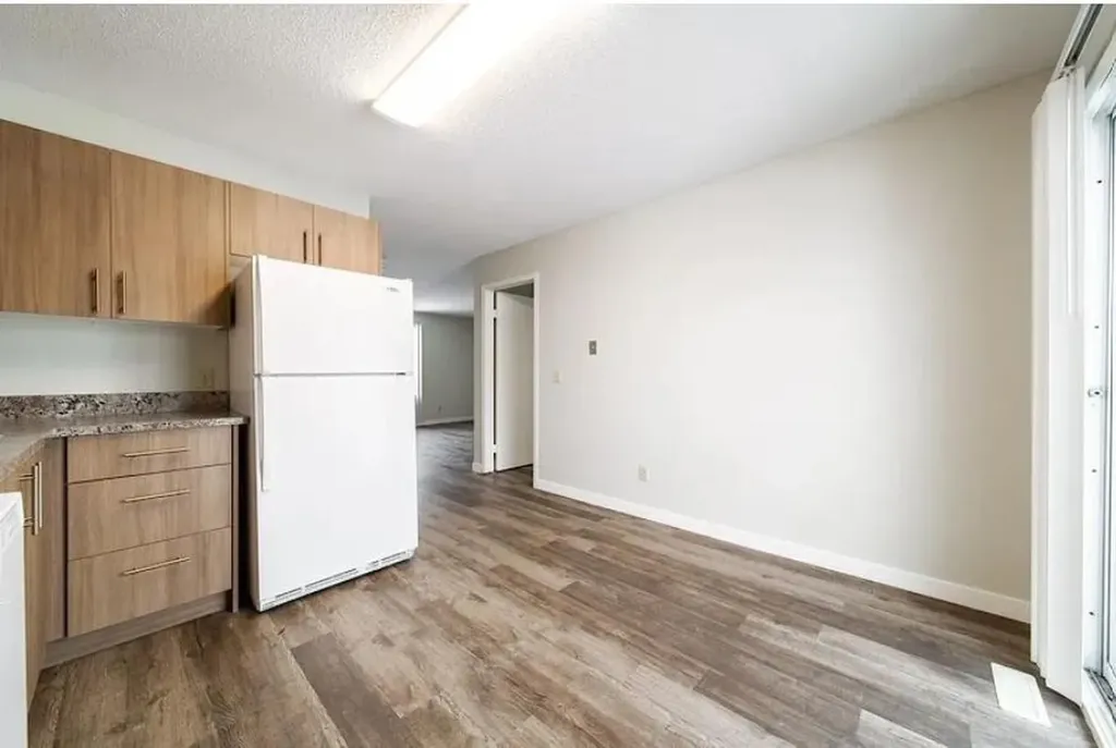 32 Holmes Street Red Deer AB T4N 6L6