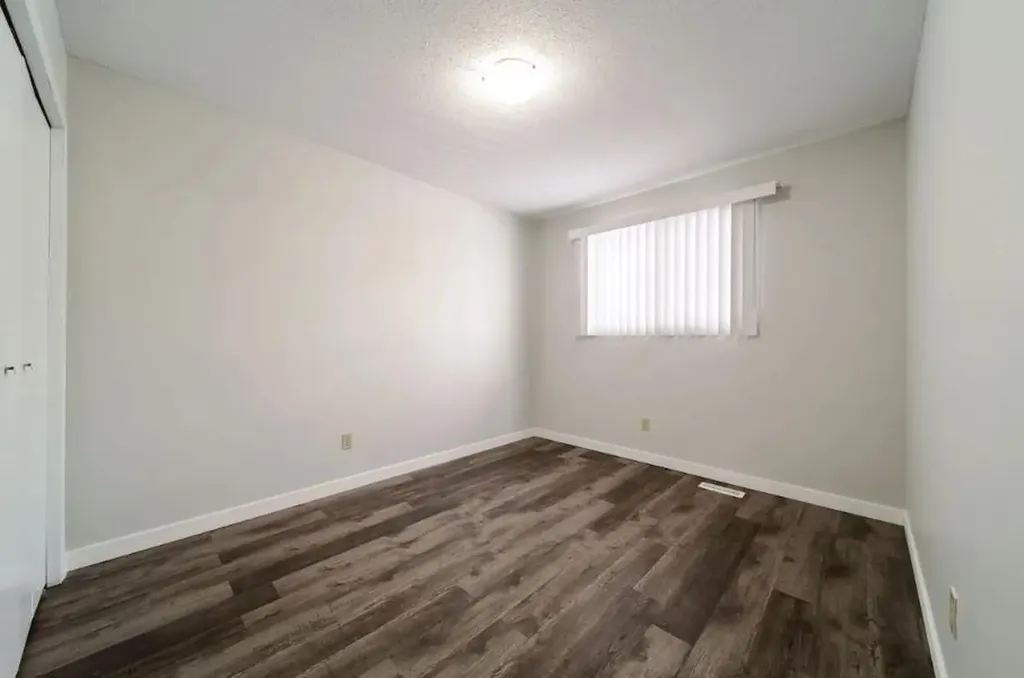 32 Holmes Street Red Deer AB T4N 6L6