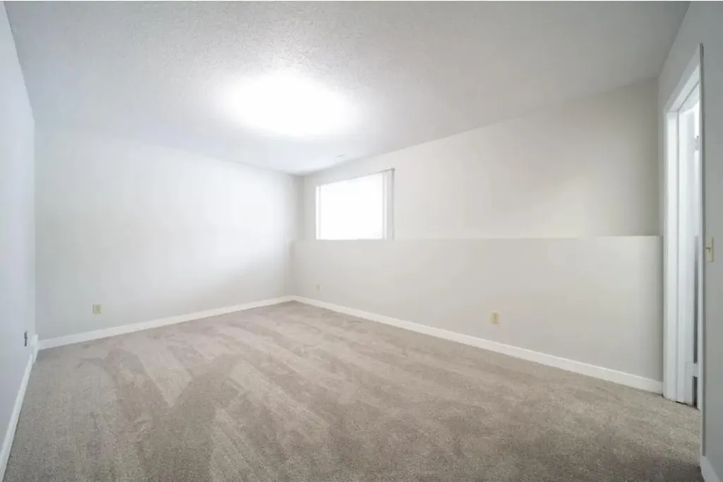 32 Holmes Street Red Deer AB T4N 6L6