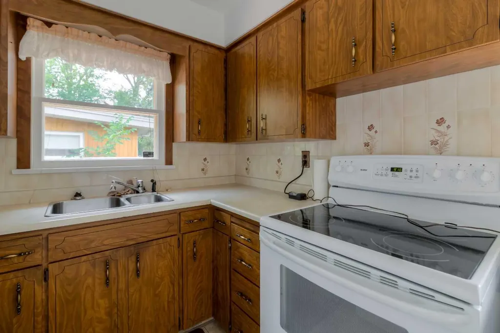 1218 18 Street N Lethbridge AB T1H 3H6