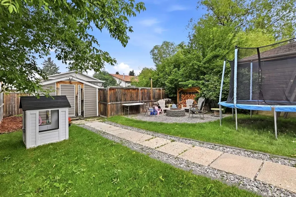 5753 53 Street Close Rocky Mountain House AB T4T 1M6
