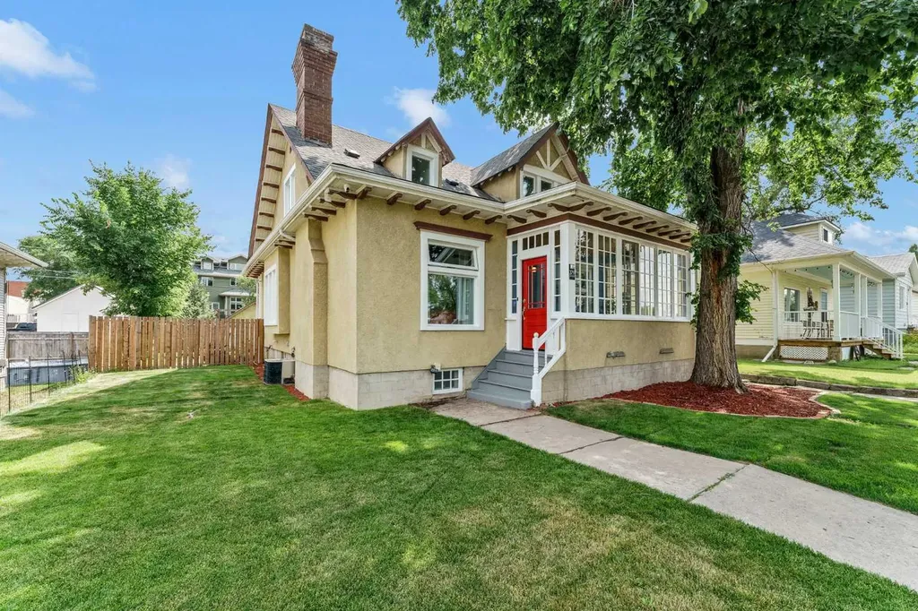 379 5 Street SE Medicine Hat AB T1A0M7