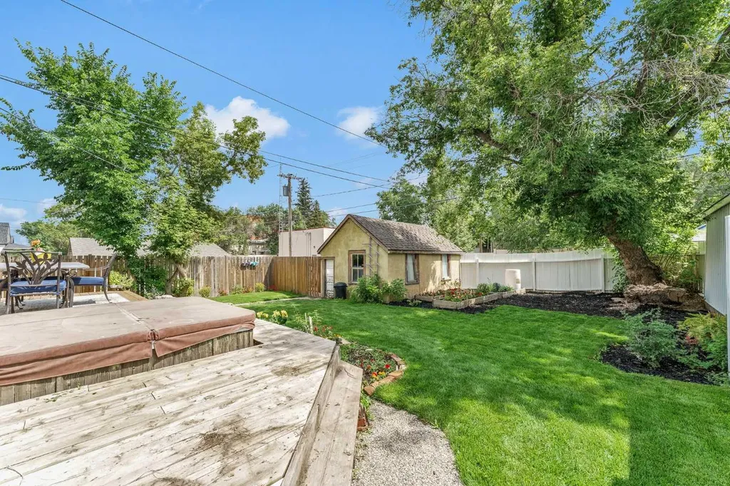 379 5 Street SE Medicine Hat AB T1A0M7