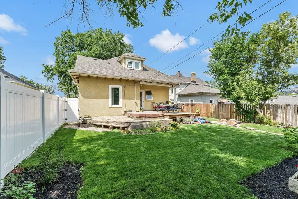 379 5 Street SE Medicine Hat AB T1A0M7