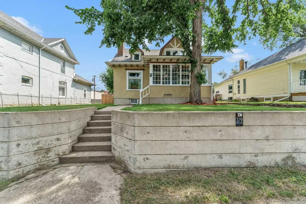 379 5 Street SE Medicine Hat AB T1A0M7
