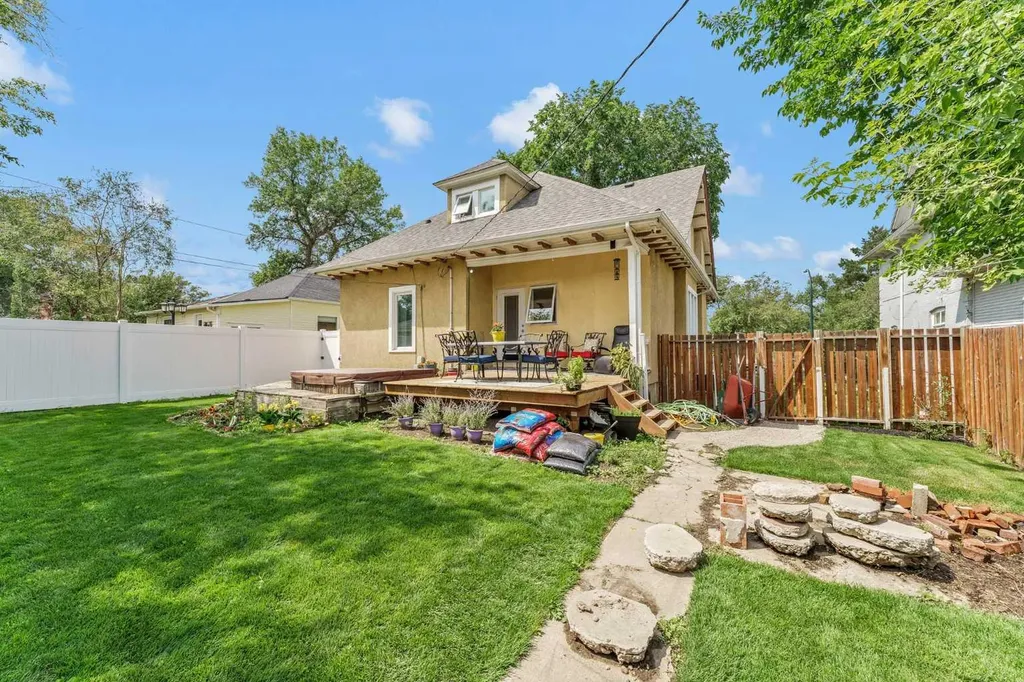 379 5 Street SE Medicine Hat AB T1A0M7