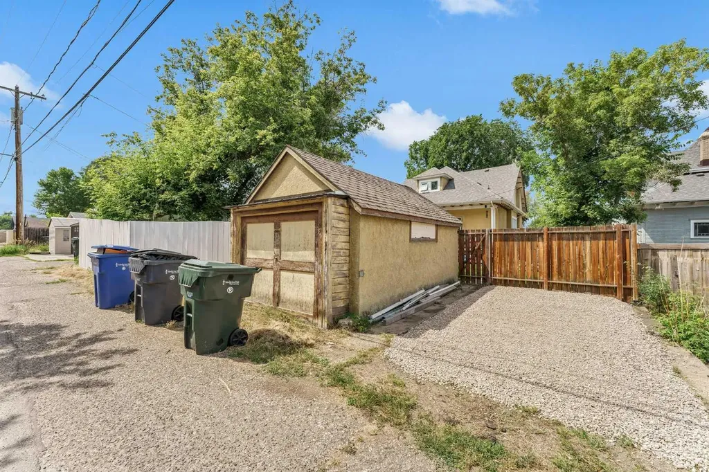 379 5 Street SE Medicine Hat AB T1A0M7